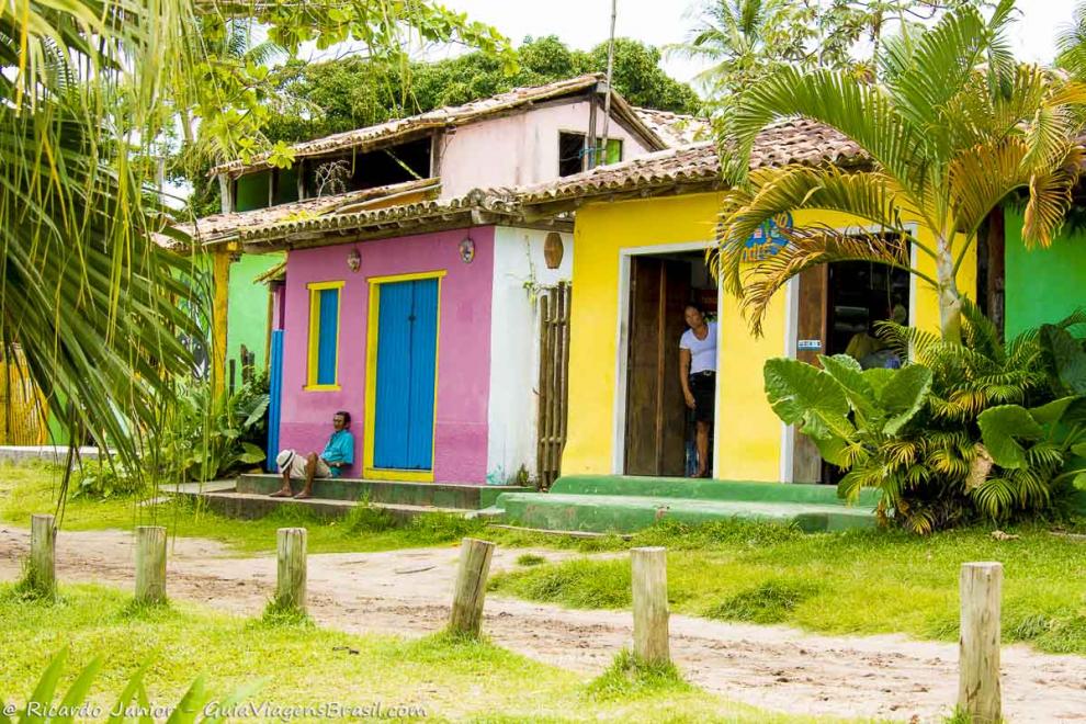 Imagem de uma casa e uma loja simples e colorida no vilarejo em Caraiva.